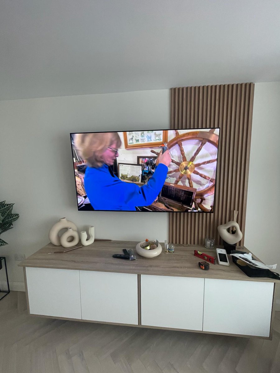 Minimalist vibes and maximum entertainment. 🌟
 #tvinstallation #hometv #homecinema #audioinstallation #homecinemainstalls #homecinemadesign #wallmount #nocables #wallmountedtv #audioinstaller #homecinemas #tvinstallationservice #homeentertainment