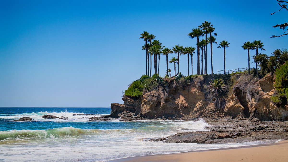 🌟✈️ Dreaming of palm trees and Hollywood vibes? Dive into the glitz and glamour without splurging! Book your ticket and chase the California sun: ow.ly/z9zH50Rlpmi  #LA #TravelDeals #CaliforniaDreaming 🌴☀️