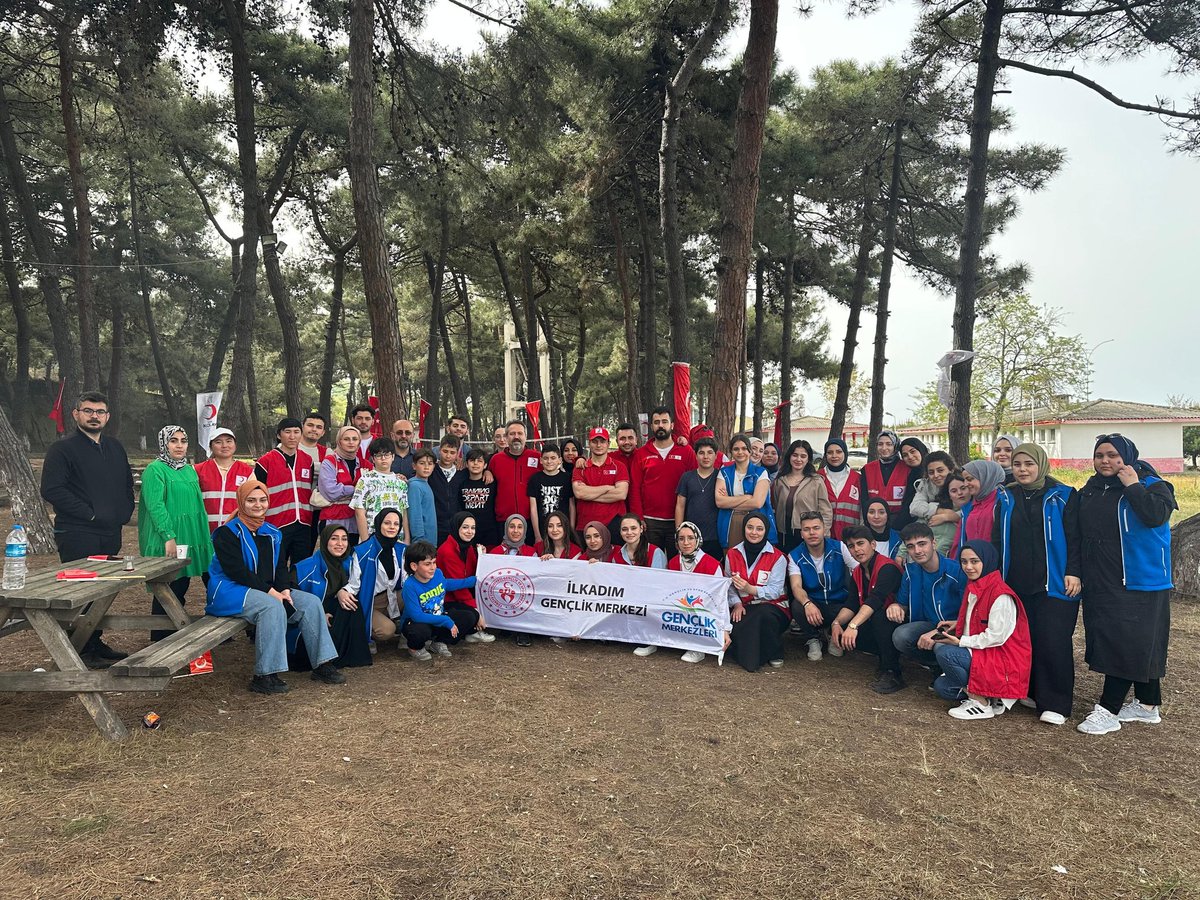 🎈23 Nisan Ulusal Egemenlik ve Çocuk Bayramı kutlu olsun🎈 Bugün Gönüllülerimiz #Kızılay kampında özel çocuklarımızla birlikteydi. #GençKızılay #GSBGM @OA_BAK @gencliksporbak