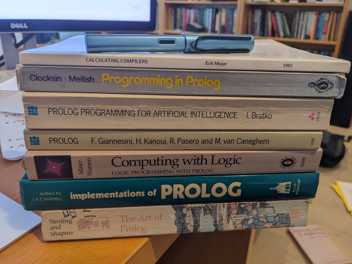 headinthebox's tweet image. Curreent state of my desk.