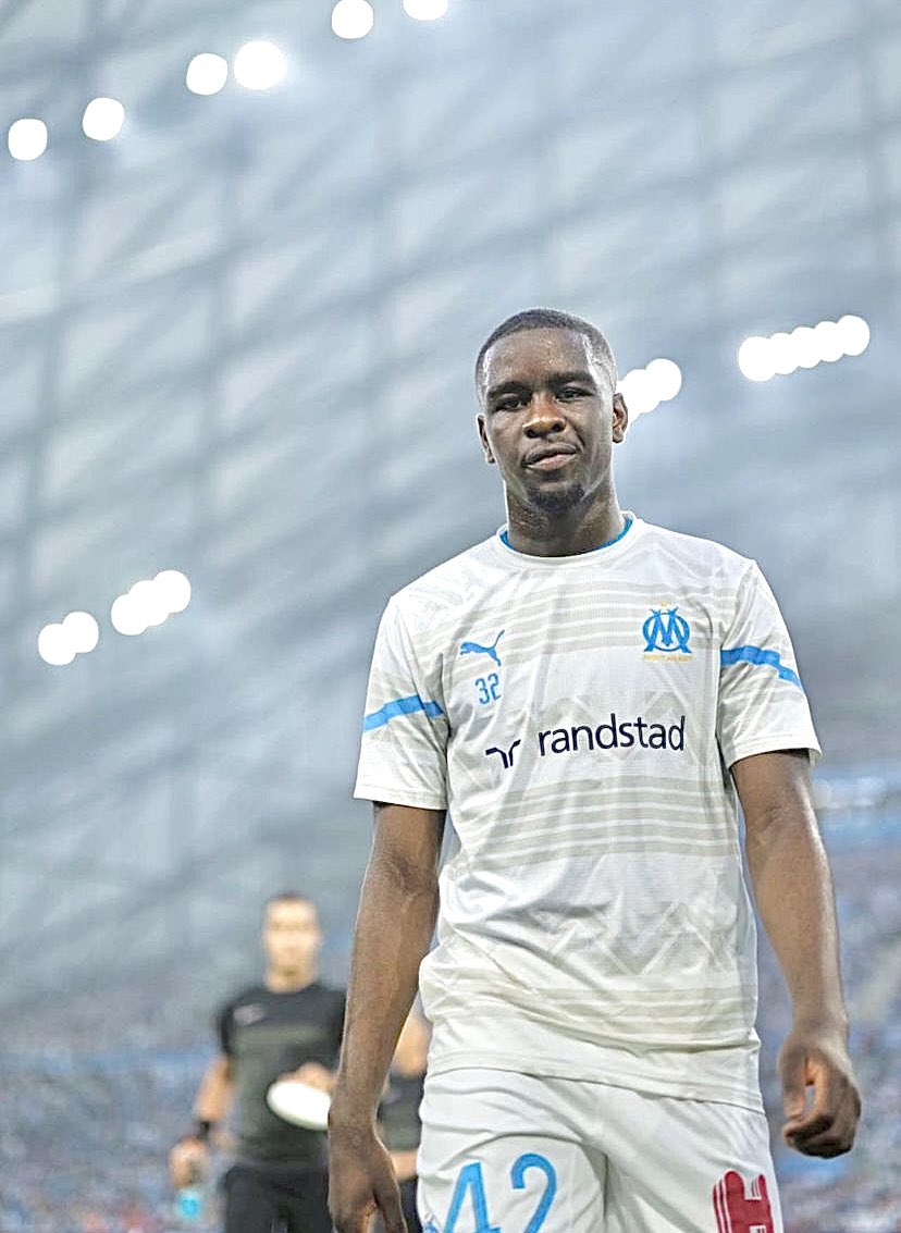 🇰🇲🇫🇷| Olympique Marseille have made it to the Europa League 𝘀𝗲𝗺𝗶-𝗳𝗶𝗻𝗮𝗹𝘀! 

It's only fitting to discuss one of their academy players, a truly solid center back, ladies and gentlemen.

—>✨ 𝐘𝐚𝐤𝐢𝐧𝐞 𝐒𝐚𝐢𝐝-𝐌‘𝐌𝐚𝐝𝐢 ✨

[THREAD]