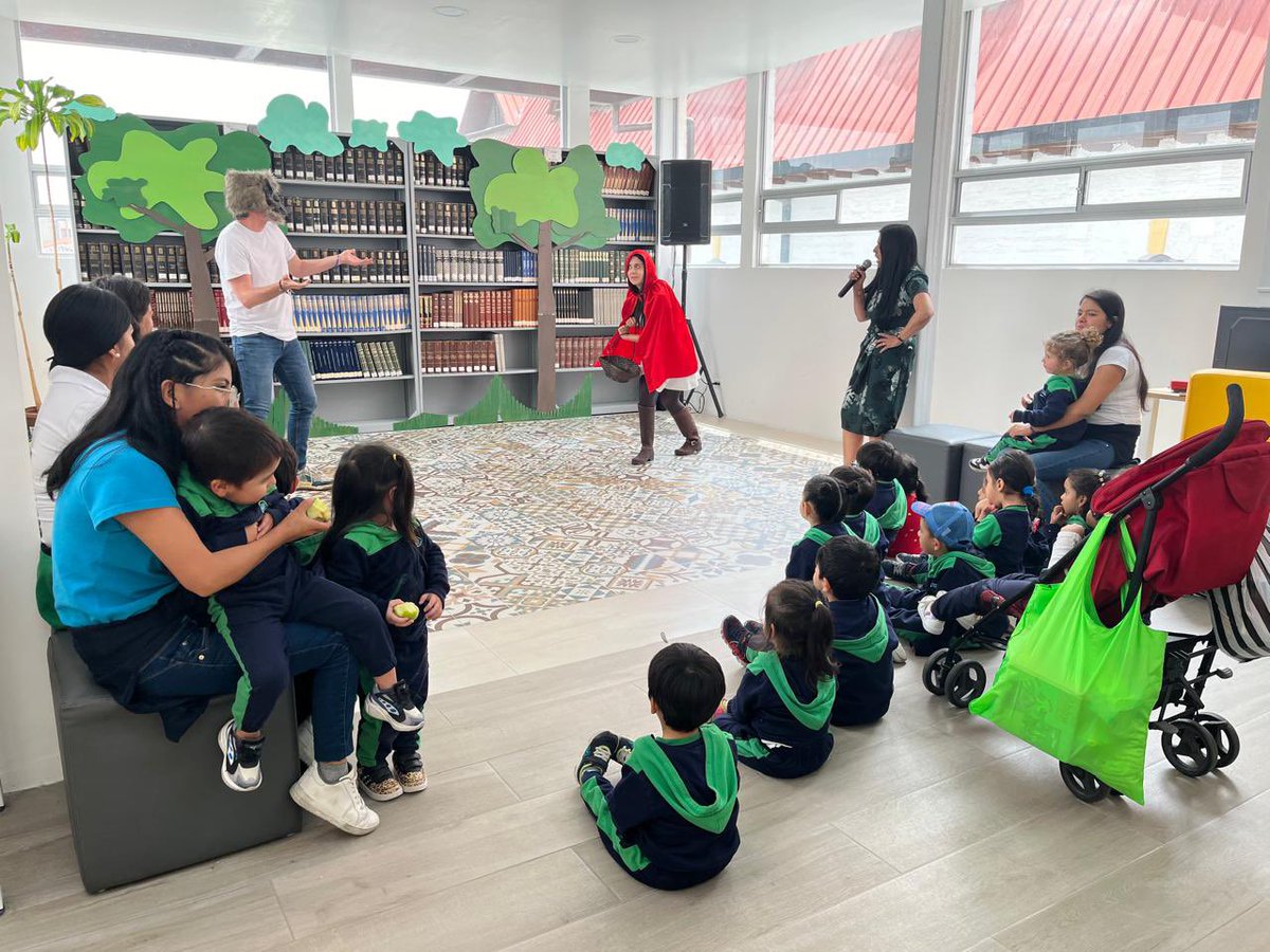 ¡Iniciamos los festejos por el Día Internacional del Libro en la Universidad UTE! 📚 Desde las 10:00, 18 pequeños del Centro Infantil Huellas de Ternura llegaron a la Biblioteca para una mañana llena de diversión y aprendizaje.
#Ecuador #DiaInternacionalDelLibro #23DeAbril