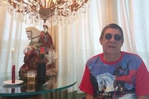 o ritual do zeca pagodinho de estar com uma cerveja na mão logo pela manhã no dia de são jorge