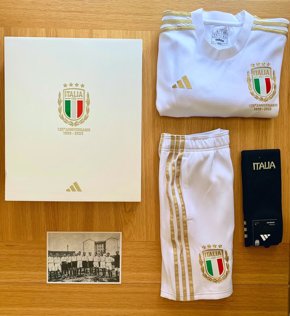 Mirá la estética de este kit de la Selección de Italia por el 125º aniversario, por Dios. 

Un escándalo. 🇮🇹🎩