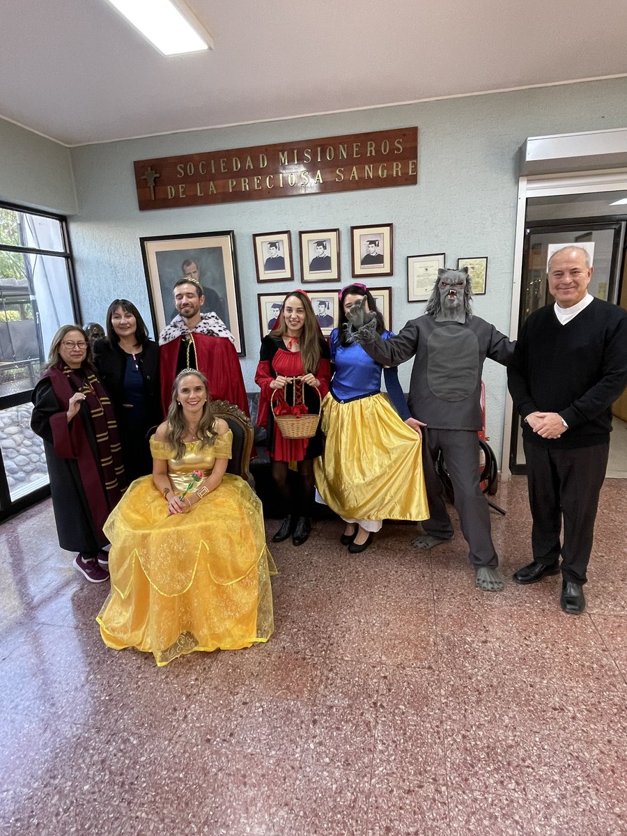 SaintGaspar's tweet photo. 📚✨ Celebramos 70 años de pasión por la lectura en el Saint Gaspar College🎉🎈
Hoy 23 de abril, en la semana del Libro, celebramos con intervenciones de personajes literarios.
 #AmorPorLaLectura #colegioñuñoa https://t.co/nWRpwIyhkS