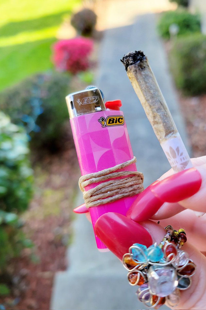 Novasugarr23's tweet image. What a beautiful day! 🌞

    🌷🍃

#tuesdaytoke
#StonerFam
#irie #blessup 
#GoodMorningEveryone #420Life #blaze 🔥