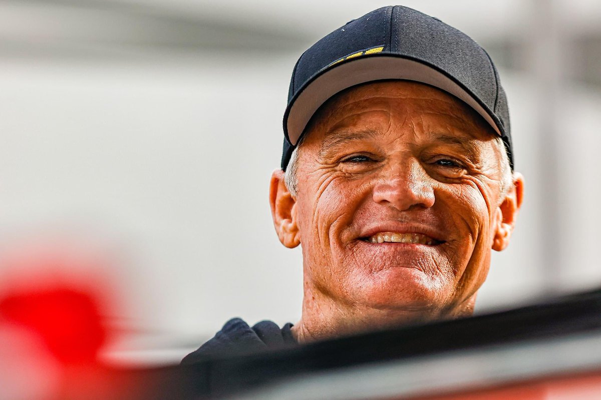 I like @F1 . I don’t like people trying to convince me that it is better than @NASCAR - Kenny Wallace