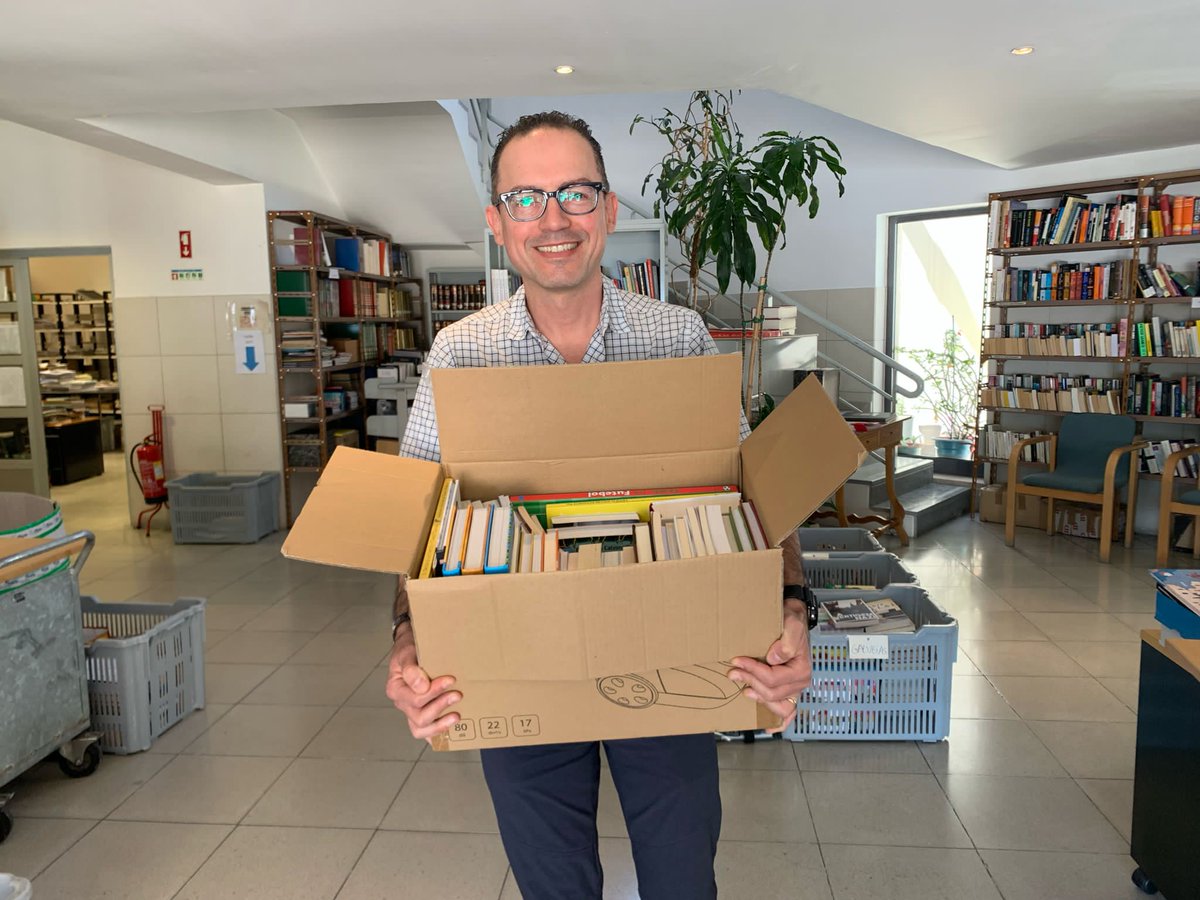 RGMXPortugal's tweet photo. Este #DíaInternacionalDelLibro fuimos a las oficinas de la Rede BLX, que gestiona la distribución de libros en las bibliotecas de #Lisboa, donde donamos una caja con libros de #literatura mexicana, portuguesa, libros de ensayo e infantiles en español, portugués e inglés. 📚🇲🇽🇵🇹👏🏻 https://t.co/u4OWRQgISU