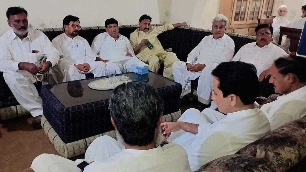 MNAMohsinRanjha's tweet photo. چک 90 نمبر جنوبی میں تسنیم سندھو کے ہاں پرتکلف عشائیہ میں شرکت۔
#NA83 #PP74 https://t.co/KpH3Mz7fm5