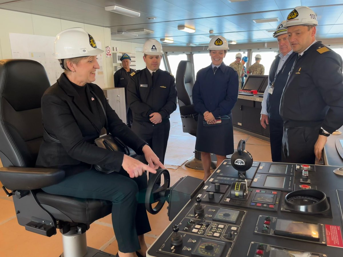 En regiones también estrechamos la colaboración en defensa entre Chile y UK. La embajadora @LouiseADeSousa y la Agregada de Defensa Liz Hutchison visitaron la base naval de #Talcahuano. Ahí conocieron el #Huáscar y el nuevo rompehielos Almirante Viel @UKDefenceChile @Armada_Chile