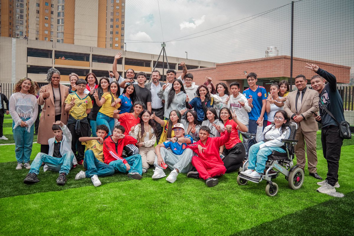 #AEstaHora la ministra de Educación @AuroraVergaraF1 inicia recorrido con el alcalde de Bogotá @CarlosFGalan por la nueva Institución Educativa Distrital Agudelo Restrepo, tercer colegio que se inaugura en la capital durante el #GobiernoDelCambio