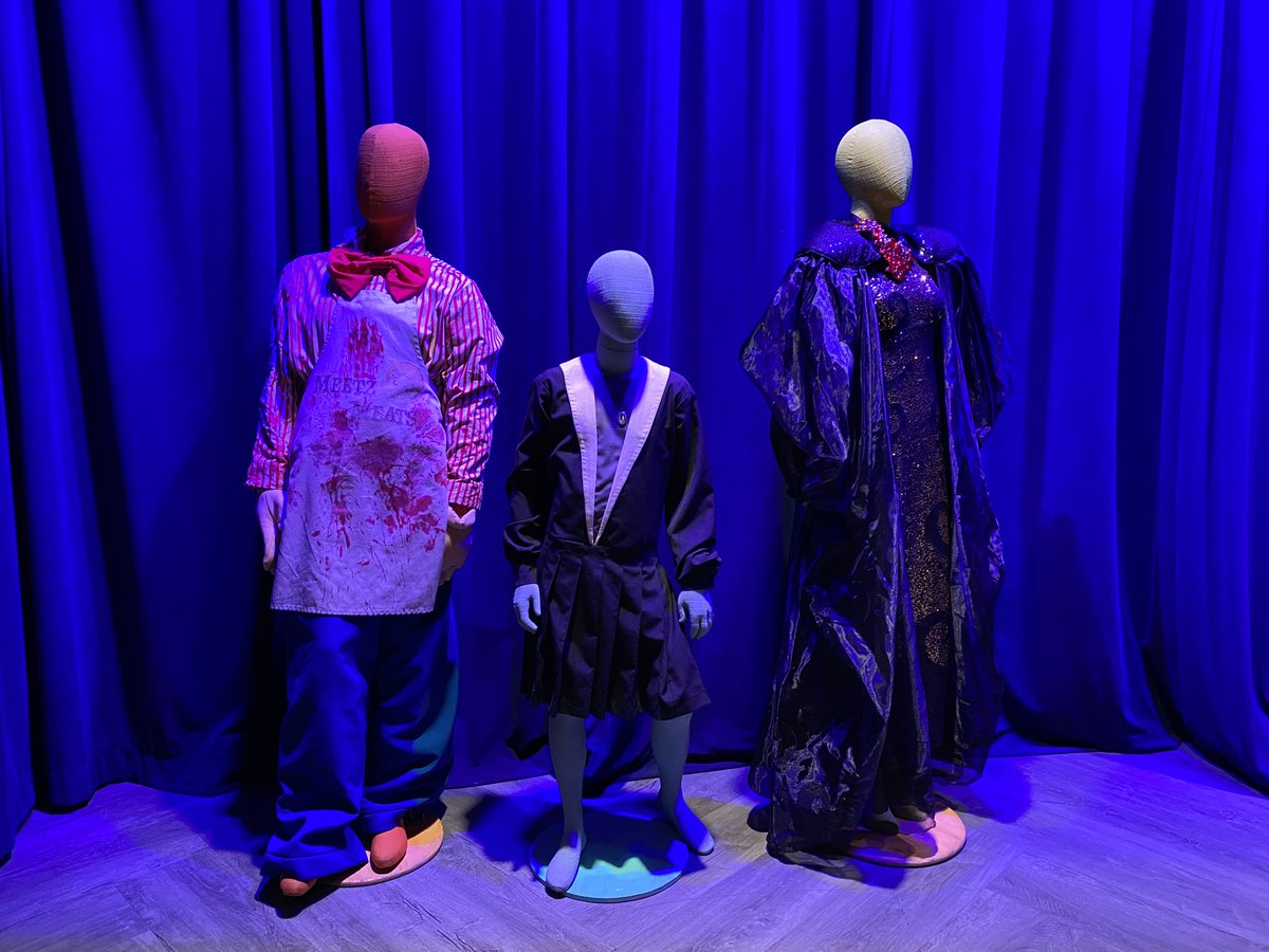 EvilTakesRoot's tweet photo. Meaty Meetz. Cindy Caine & Madame Murie's costumes from #HHN30 are seen in the waiting room for the Unmasking The Horror Tour. #HHN31 #UnmaskingTheHorrorTour #WelcometoScareyHorrorInTheHeartland #CaseFilesUnearthedLegendaryTruth #MeatyMeetz #MadameMurie #CindyCaine #HHNOrlando https://t.co/E83ULmJkzT