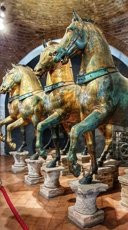 Τα 'πολυταξιδεμένα' άλογα του Λυσίππου. Αφιέρωμα των Ροδίων στους Δελφούς, από εκεί στον Ιππόδρομο της Κωνσταντινουπόλεως, από εκεί στον Άγιο Μάρκο στη Βενετία με την άλωση το 1204, στο Παρίσι επί Ναπολέοντα το 1797 και πίσω στη Βενετία το 1818.