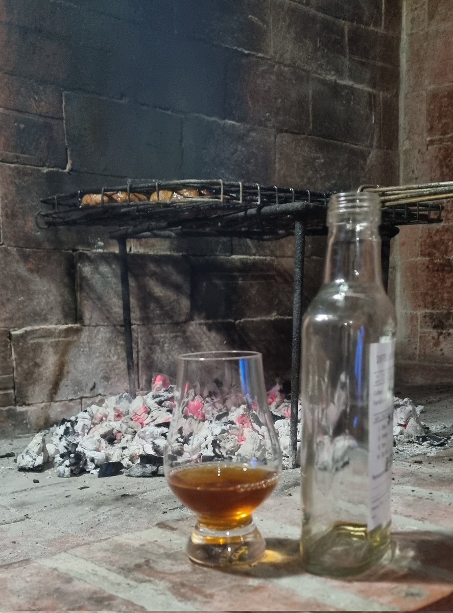 TheWhiskyMaker's tweet photo. Tonight's April full moon making its appearance!
The autumn sky is a little hazy, but the "pink moon" is just beautiful!
Also, my last QC on the upcoming 8th @ThreeShipsSA Master’s Collection!
#proudlySA 🇿🇦 #whisky
#MadeExceptionalMadeHere 
#fullmoon
#PinkMoon
#viewfromabalcony https://t.co/6aTFQnxqgz