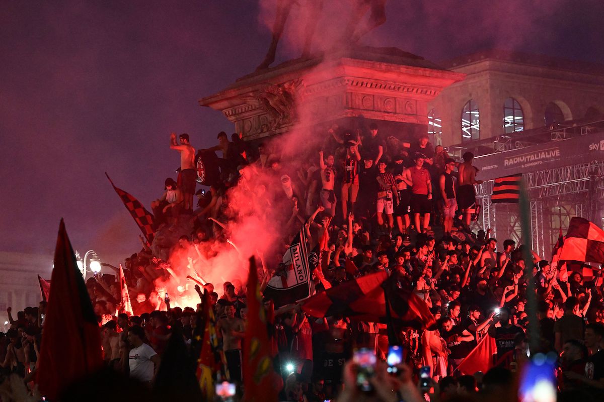 Crying, this was Milano when Inter won the Scudetto IN MILANO, while the night AC Milan won the title the streets were flooded RED.
Social media fans 😂😂😂