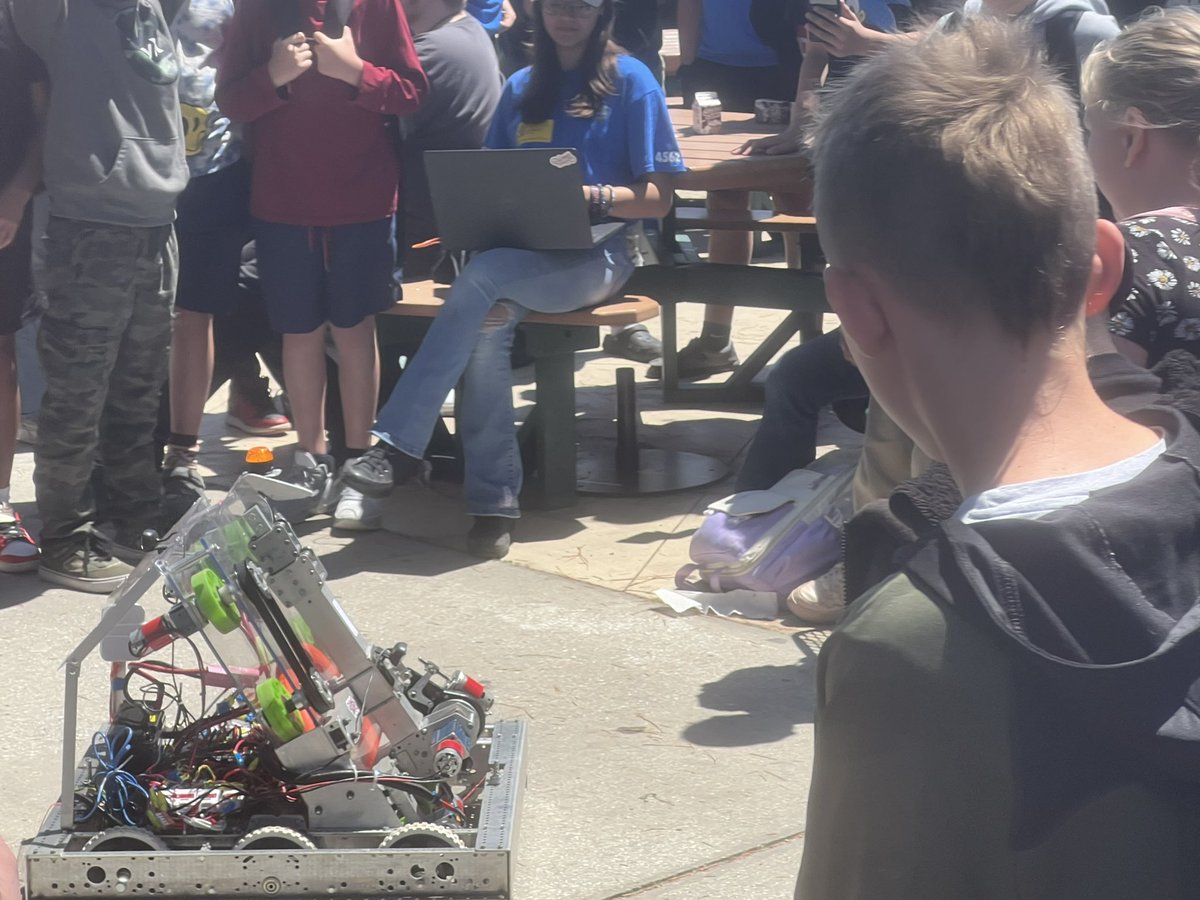 Thanks to @mr_slocumPGA for coming to visit @DMSTIGERTWEETS today during lunches. Great job by @DunnellonHigh students of publicizing the Power, Welding, and Robotics programs! Go Tigers!!! @KinardsConnect1 @ErikaWiggins16 @CTEmarion @LuckeyMorgan