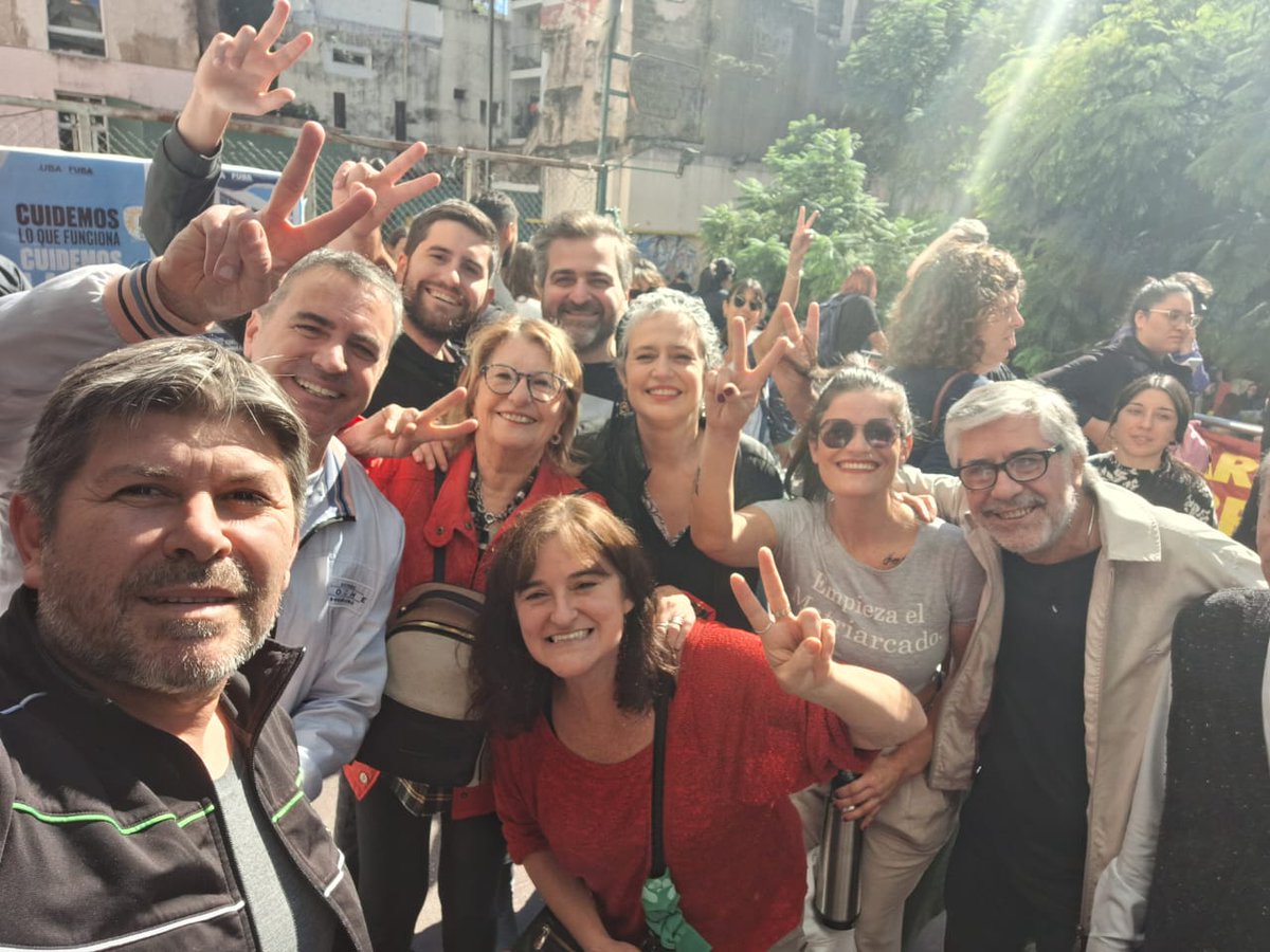 🇦🇷Junto a Ana Arias, decana de la UBA.

#MarchaUniversitaria #23Abril