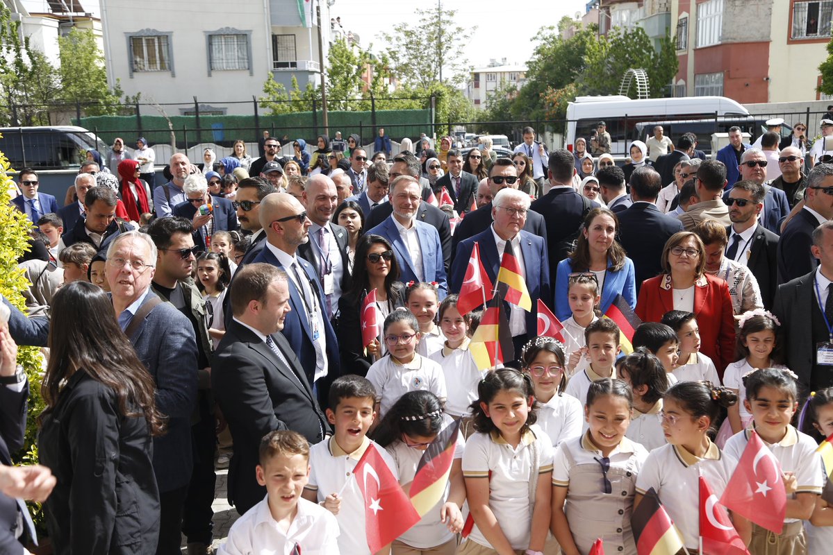 Almanya Cumhurbaşkanı Frank-Walter #Steinmeier, Maliye Bakanı @c_lindner & Almanya Federal Meclis  Başkan Yardımcısı @oezoguz Almanya’nın çocuklara verdiği desteğini yerinde görmek için Gaziantep'i ziyaret etti.
