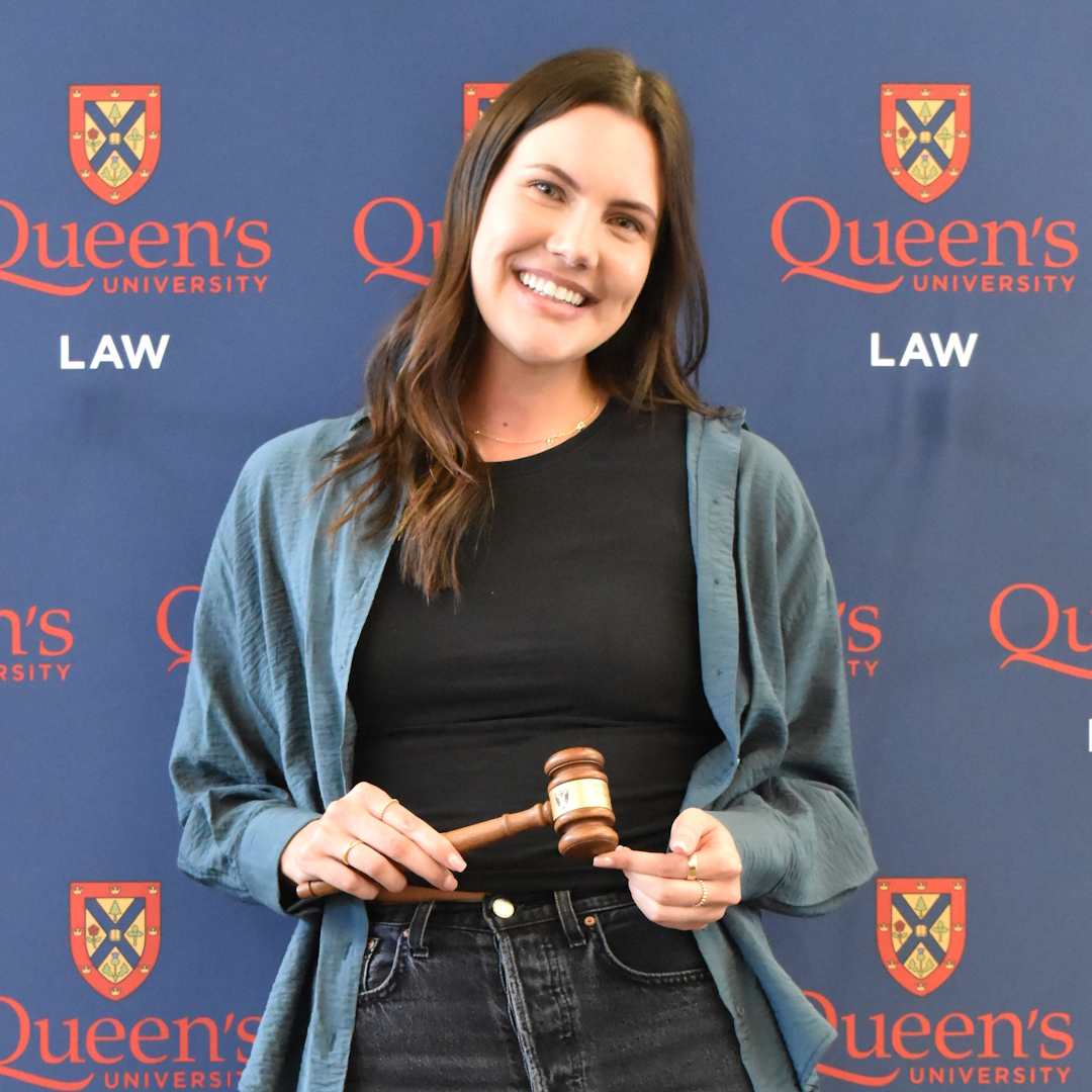 Congrats to Olivia Kuzmich, Law’24, winner of the Gavel Award for outstanding contributions to student affairs at #QueensULaw! As Law Students’ Society President, she’s a “quintessential leader” with an “exceptional & unwavering dedication to enriching the student experience.”