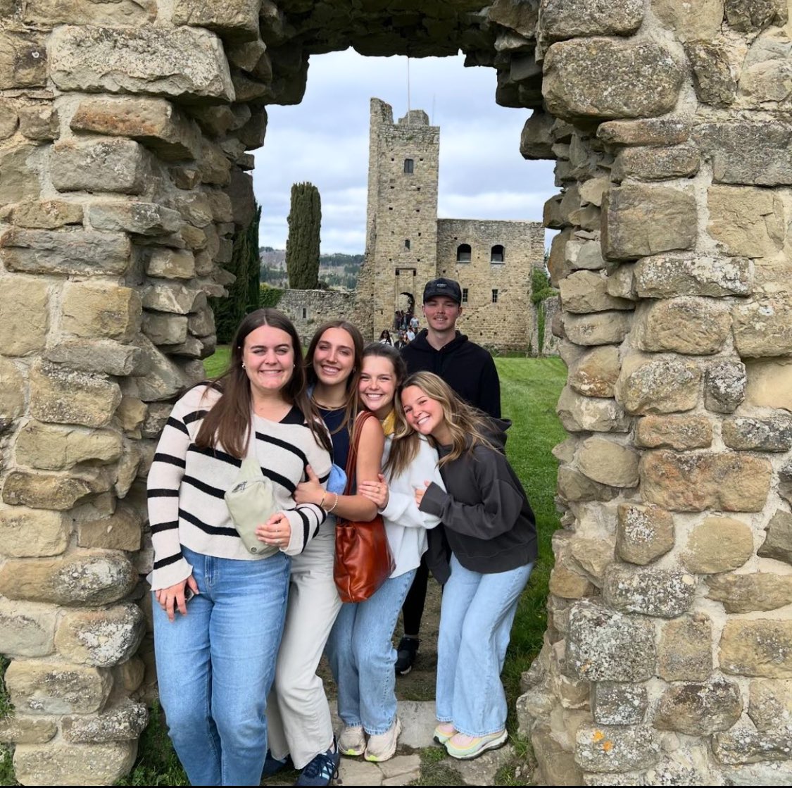 Harding_Abroad's tweet photo. HUF: In their final weeks, the HUF group visited several castles in the Casentino region! #HUintl https://t.co/pw4vvuhvJB