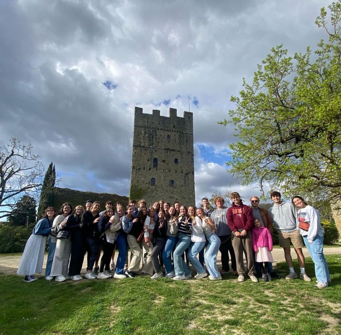Harding_Abroad's tweet photo. HUF: In their final weeks, the HUF group visited several castles in the Casentino region! #HUintl https://t.co/pw4vvuhvJB