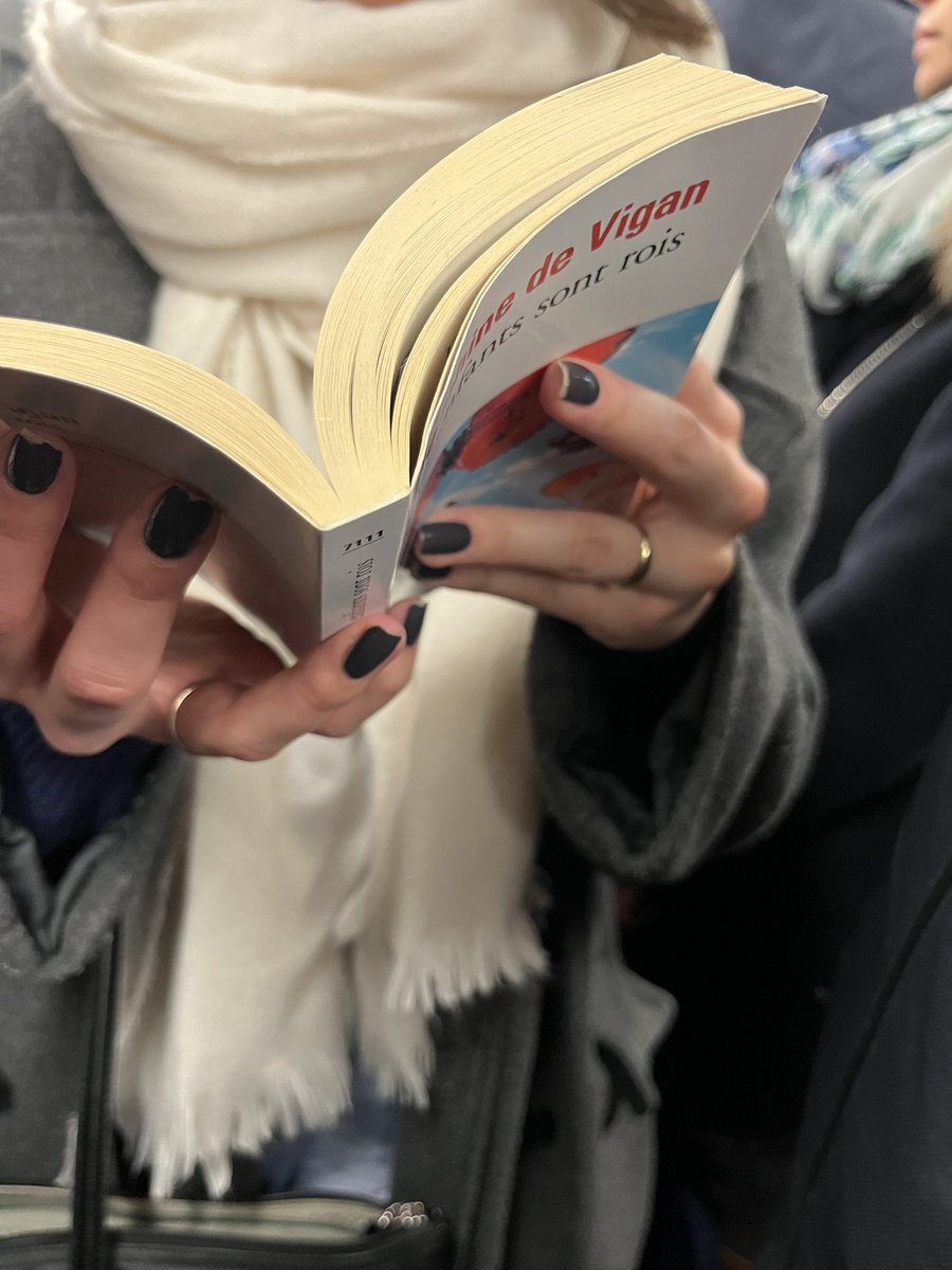 #liredanslemétro : ma voisine de ce mardi soir lit « Les enfants sont rois » de Delphine de Vigan @editionsfolio.