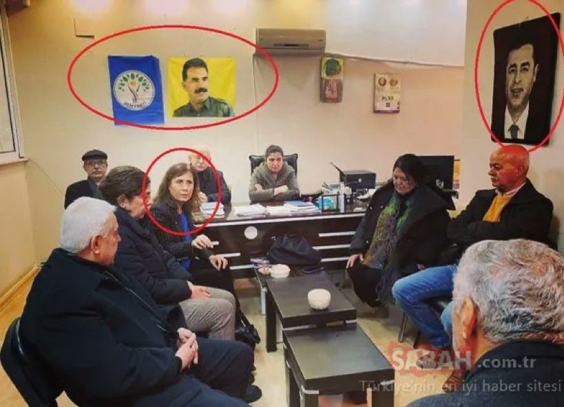 T.C. tabelası asarak şov yapan CHP’nin, Seyhan Belediye Başkanı Oya Tekin, terörist başının fotoğrafının asılı olduğu makamda oturup, DEMleniyor..