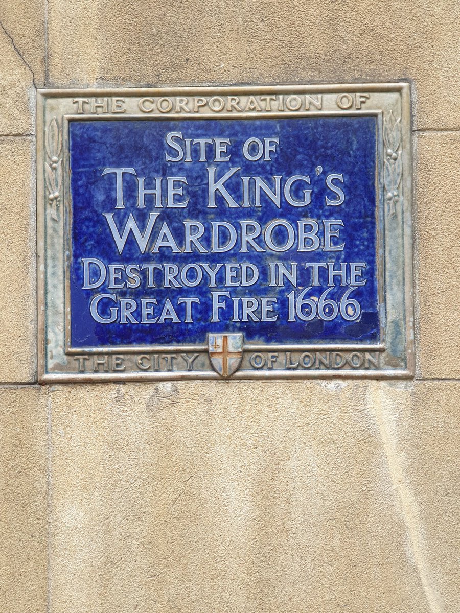 5,Wardrobe Place. Late 17c or very early 18c. The Corporation of the City of London has it's own Blue Plaque scheme. Outside the Square Mile round Blue Plaques are run by English Heritage #TilesonTuesday @cityoflondon #gradeIIlisted #architecturephotography #streetsoflondon