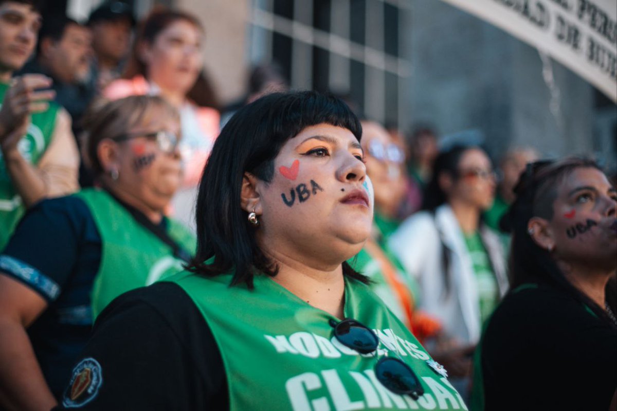 🇦🇷✊🏽LA UNIVERSIDAD PÚBLICA SE DEFIENDE

Miles de docentes, no docentes, autoridades y estudiantes de las 70 universidades públicas de Argentina, marchan en defensa de la educación pública. 

📷 Sebastián Pancheri
<a href="/emergentesmedio/">Emergentes Medio</a>

#MarchaFederalUniversitaria