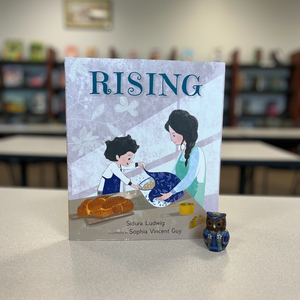 📚🥖 Rising by Sidura Ludwig and illustrated by Sophia Vincent Guy. #dailybutlershelfie #JewishAmericanHeritageMonth #Rising #SiduraLudwig #SophiaVincentGuy @Candlewick