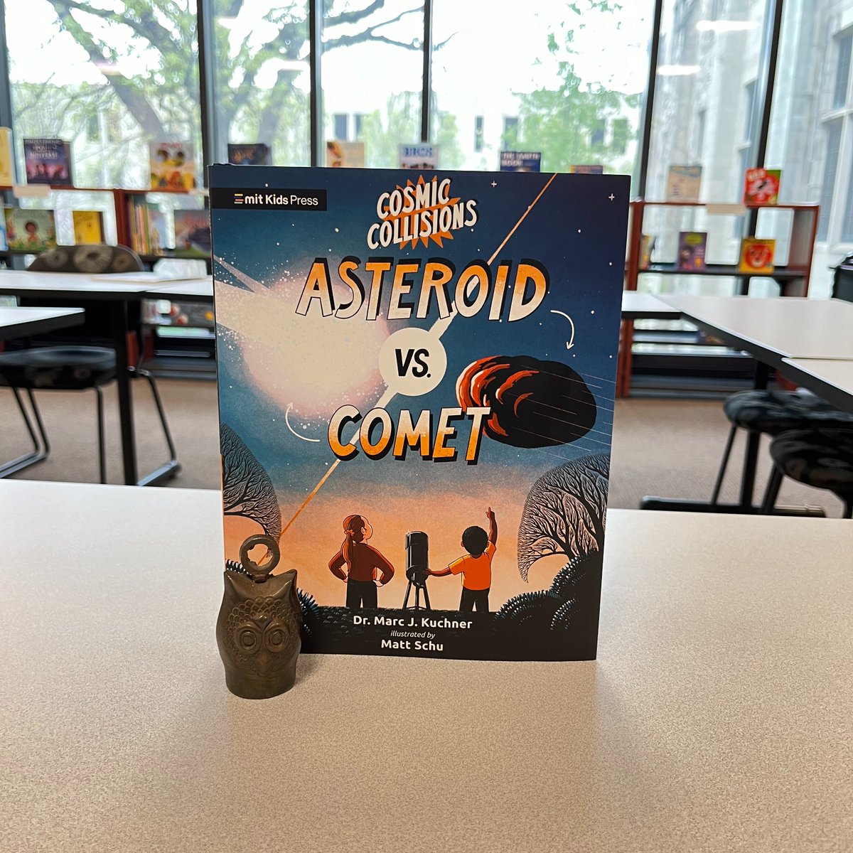 📚☄ Cosmic Collisions: Asteroid vs. Comet by Dr. Marc J. Kuchner and illustrated by Matt Schu. #dailybutlershelfie #NationalSpaceDay #AsteroidvsComet @marckuchner @mattxschu @MITKidsPress