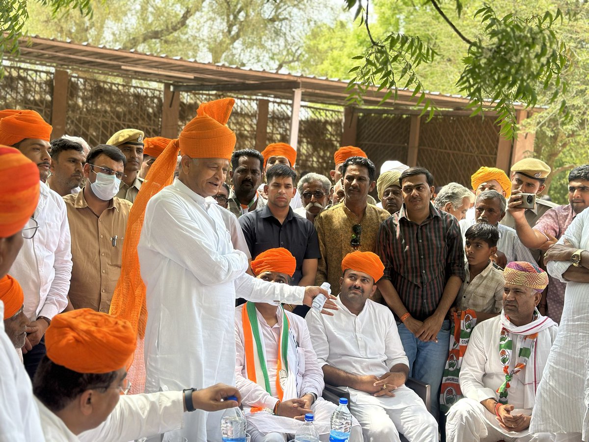 GulabsinhRajput's tweet photo. भीनमाल विधानसभा क्षेत्र के बागोड़ा उपखंड मुख्यालय पर भोमिया राजपूत समाज के समाजबंधुओ से मुलाकात कर जालोर सिरोही लोकसभा क्षेत्र से कांग्रेस प्रत्याशी श्री वैभव गहलोत जी के पक्ष में मतदान करने की समाजबंधुओं से अपील की। इस अवसर पर राजस्थान के पूर्व मुख्यमंत्री श्री@ashokgehlot51 जी भी मौजूद रहे।