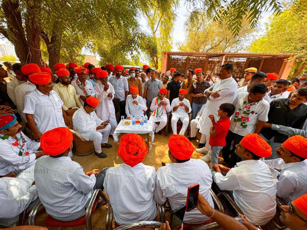 GulabsinhRajput's tweet photo. भीनमाल विधानसभा क्षेत्र के बागोड़ा उपखंड मुख्यालय पर भोमिया राजपूत समाज के समाजबंधुओ से मुलाकात कर जालोर सिरोही लोकसभा क्षेत्र से कांग्रेस प्रत्याशी श्री वैभव गहलोत जी के पक्ष में मतदान करने की समाजबंधुओं से अपील की। इस अवसर पर राजस्थान के पूर्व मुख्यमंत्री श्री@ashokgehlot51 जी भी मौजूद रहे।