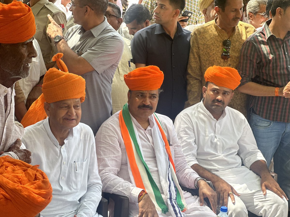 GulabsinhRajput's tweet photo. भीनमाल विधानसभा क्षेत्र के बागोड़ा उपखंड मुख्यालय पर भोमिया राजपूत समाज के समाजबंधुओ से मुलाकात कर जालोर सिरोही लोकसभा क्षेत्र से कांग्रेस प्रत्याशी श्री वैभव गहलोत जी के पक्ष में मतदान करने की समाजबंधुओं से अपील की। इस अवसर पर राजस्थान के पूर्व मुख्यमंत्री श्री@ashokgehlot51 जी भी मौजूद रहे।