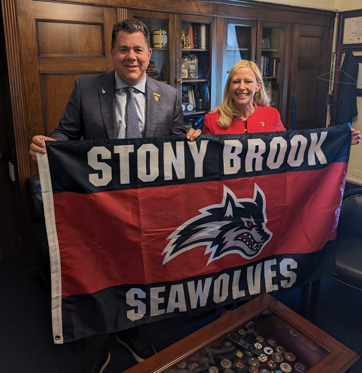 President Maurie McInnis of @StonyBrooku met with the New York congressional delegation, urging them to increase funding for critical higher ed programs, student financial aid, and scientific research, while providing an update on the @NYClimEx. More ➡️ news.stonybrook.edu/university/sbu…