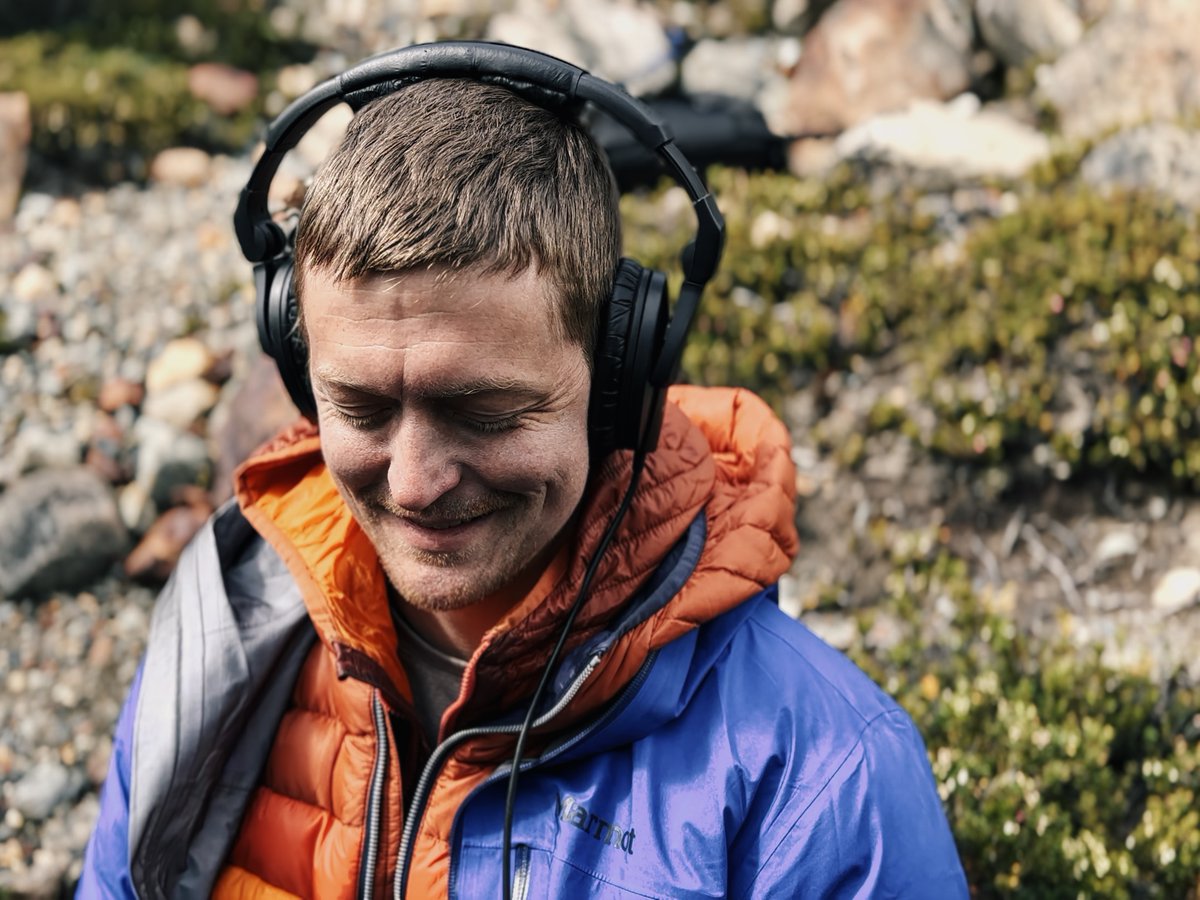 Listening to Patagonian Sierra Finches near El Chalten, Argentina with my @Sennheiser HD280 headphones. They are my favorite headphones for use in the field. Hear sounds from my Patagonia Expedition in my new sound library: thomasrexbeverly.com/products/patag…