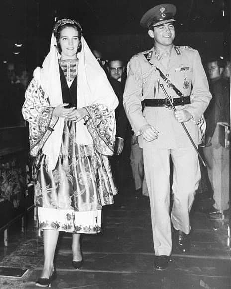 Ο Βασιλεύς Κωνσταντίνος με τη Βασίλισσα Αννα Μαρία με παραδοσιακή φορεσιά, στην Τήλο, 19 Οκτωβρίου 1965. #greekroyalfamily