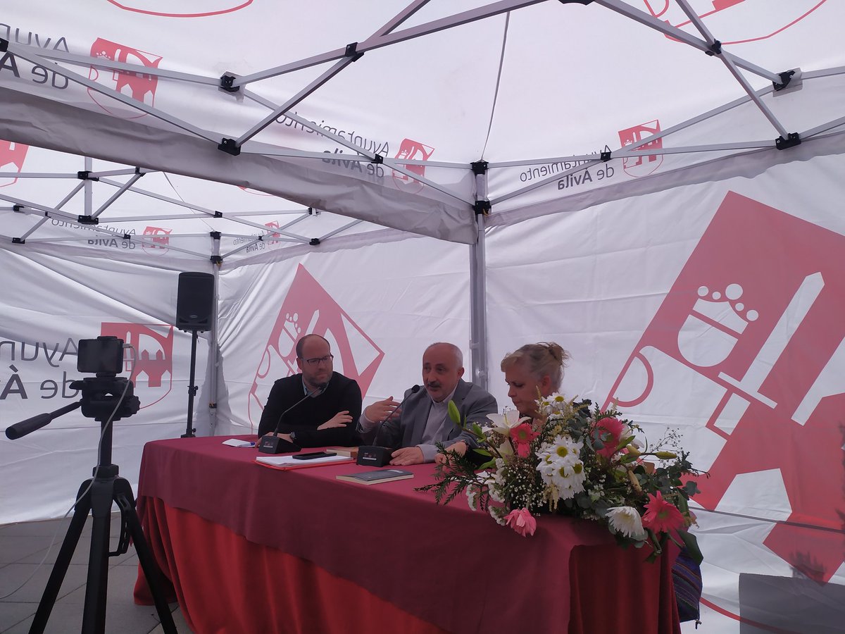 Msol59's tweet photo. @CristbalMedina @grismedinaart Esta mañana he podido asistir a la presentación de #TEULES📕donde he recordado🥰😍,con los comentarios de su autor,@CristbalMedina,aquellos personajes y hechos históricos q me maravillaron👌🏾👏🏾🙌🏾👏🏾 Allí,mismo😃me encontré con @serzisanz😊 @grismedinaart autora de la portada🎨👌🏾🥰 https://t.co/p6BNp4Nm81