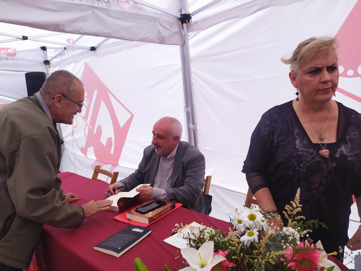 Msol59's tweet photo. @CristbalMedina @grismedinaart Esta mañana he podido asistir a la presentación de #TEULES📕donde he recordado🥰😍,con los comentarios de su autor,@CristbalMedina,aquellos personajes y hechos históricos q me maravillaron👌🏾👏🏾🙌🏾👏🏾 Allí,mismo😃me encontré con @serzisanz😊 @grismedinaart autora de la portada🎨👌🏾🥰 https://t.co/p6BNp4Nm81