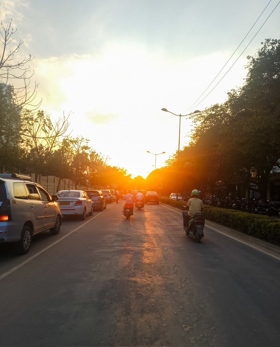 abhishekframes's tweet image. Caught this on the way back from the office.🌅
#sunset #drivingviews