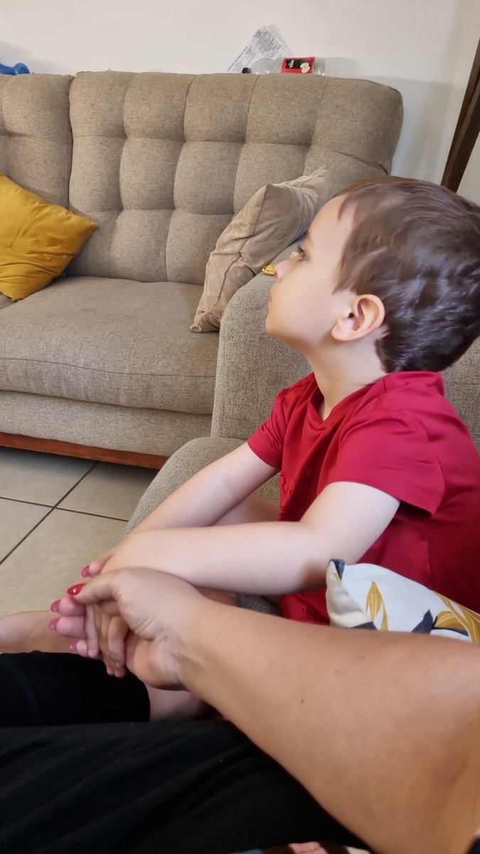Dimitrark's tweet photo. 6to día enfermo.. apego al 1000% y una mamá muy cansada pero feliz porque tiene muchos pedidos de velitas jeje 🫠🥰 https://t.co/r8iTwKKzPC