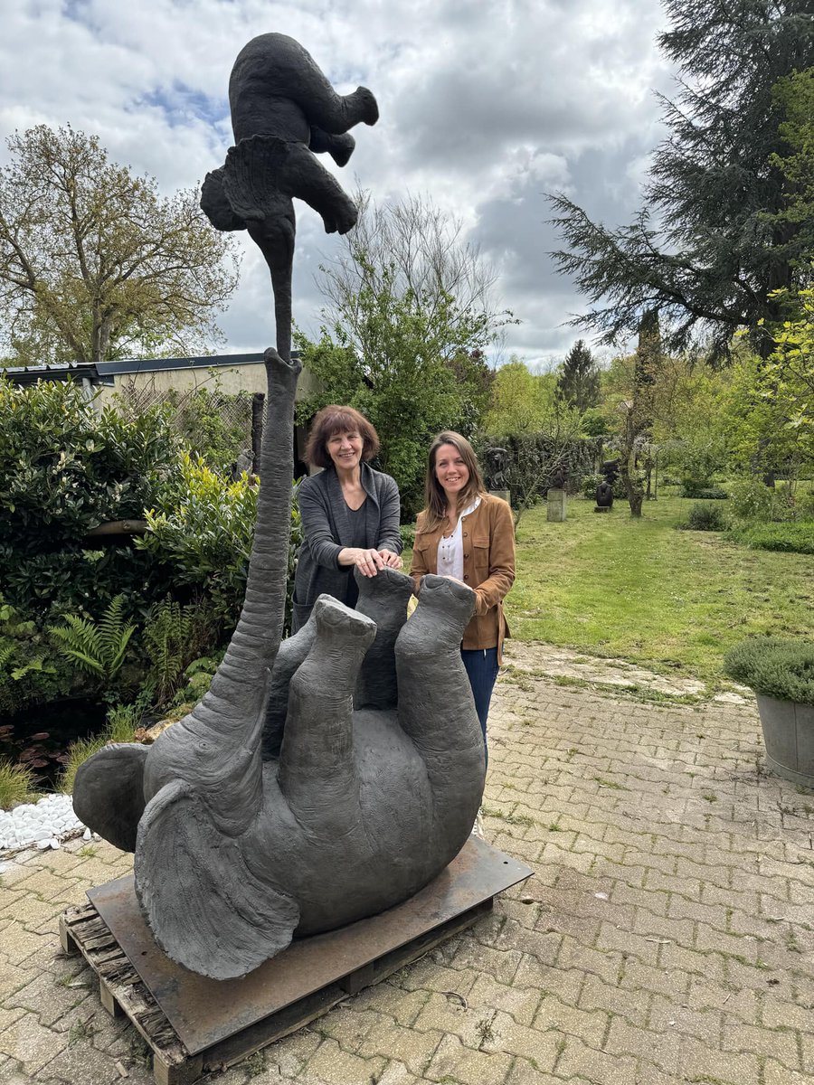 Une très belle rencontre avec LECOANET Aurelie 🙏⭐️ 📸 🌴🐘 🐘🌿 Grands équilibristes - Grès - 245 x 120 x 75 cm dans mon #Jardin dans l'#Oise #HautsDeFrance Découvrez sa fiche #sculpture ⤵️ ➡️ sophie-verger.com/fr/monumentale… #Monumental #Elephant #Artwork #Garden #Artwork #ArtForSale