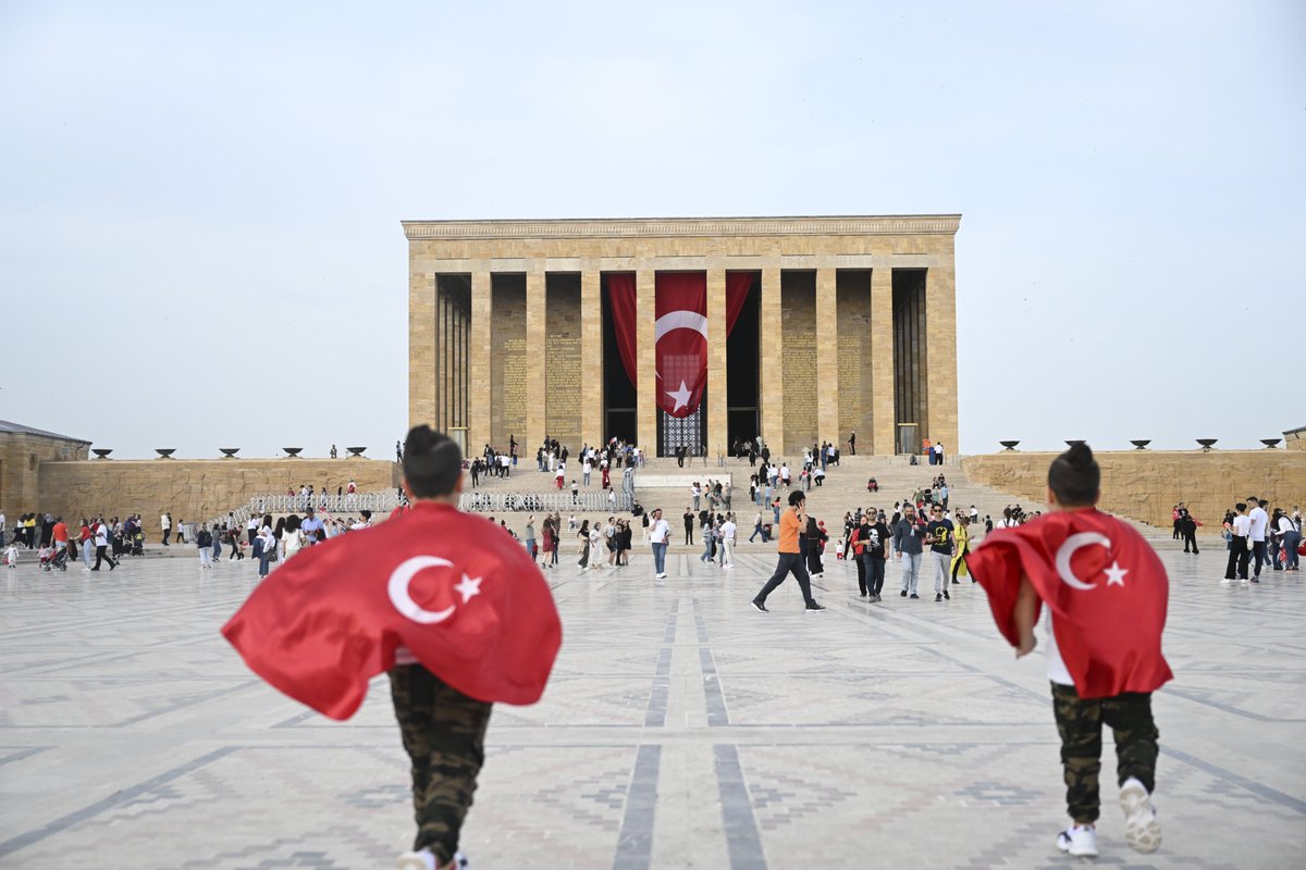 23 Nisan'da Anıtkabir'i 100 bini aşkın kişi ziyaret etti ntv.com.tr/turkiye/23-nis… Foto: AA