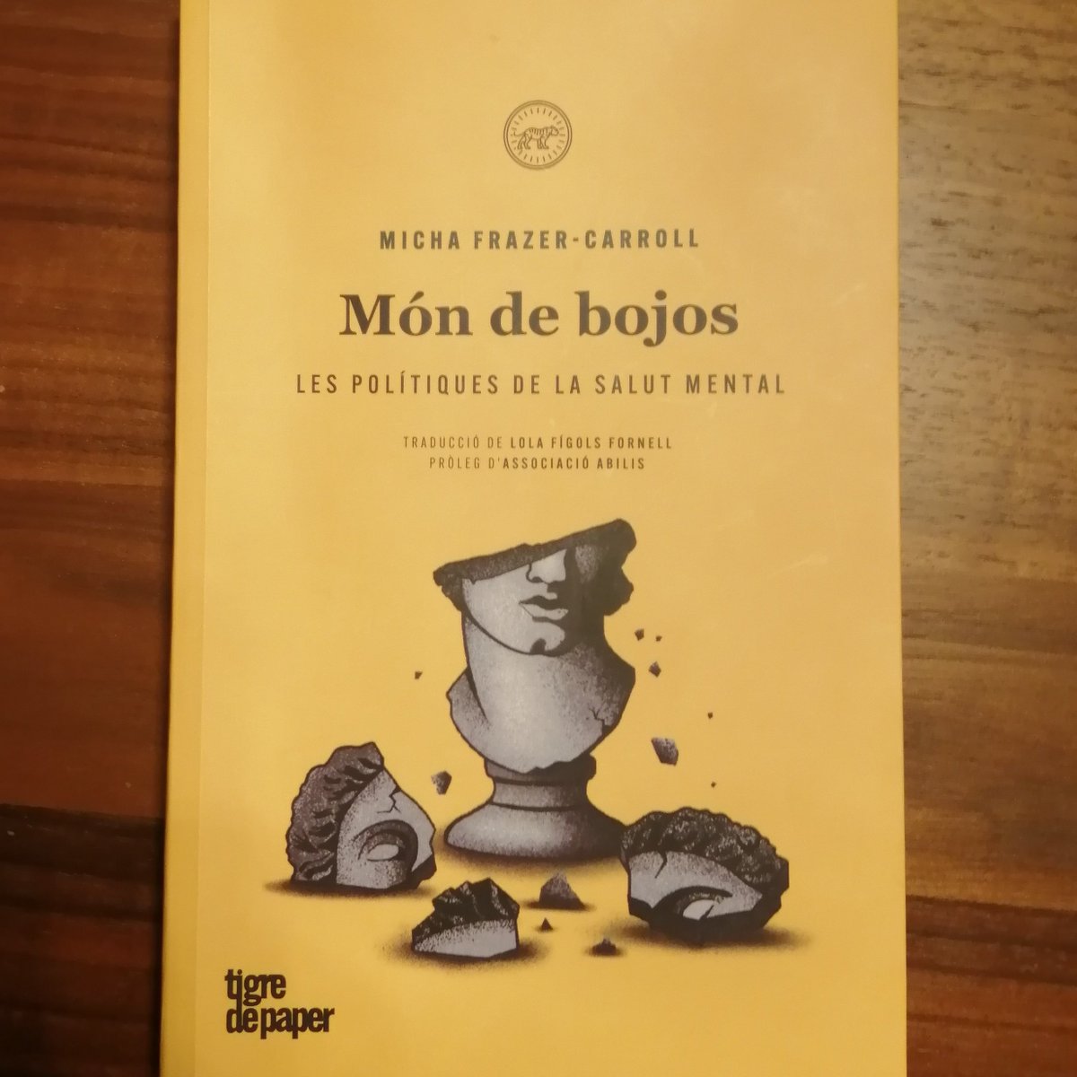 📚Arribo tard, però aprofito x recomanar el llibre que estic llegint 'Món de bojos, les polítiques de la salut mental' de @micha_frazer @TigrePaper 🔴La salut mental una qüestió política urgent! 'Vivim en un sistema caracteritzat per una competència individualista ferotge'