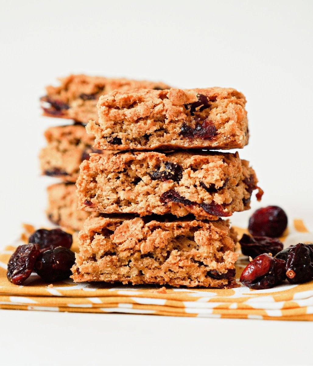 This Oatmeal Craisin Snack Bars Recipe is a fun twist on the classic Oatmeal Raisin Cookie is perfect for breakfast, brunch and a healthy snack! therebelchick.com/oatmeal-raisin…