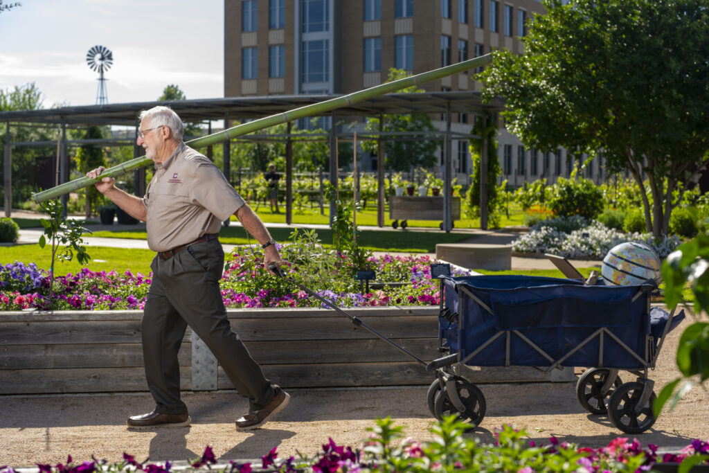 aglifesciences's tweet photo. With a legacy of quirky and entertaining lectures, Dr. David Reed taught his final lecture today in HORT 201. Thank you Dr. Reed for your devotion to @tamuhort and to @TAMU! Read more about Dr. Reed at https://t.co/xTePaWuFuH https://t.co/V5TGguGVZu