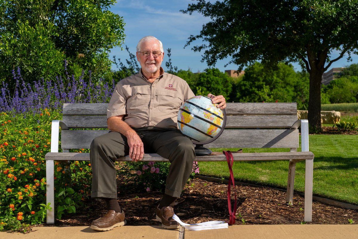 aglifesciences's tweet photo. With a legacy of quirky and entertaining lectures, Dr. David Reed taught his final lecture today in HORT 201. Thank you Dr. Reed for your devotion to @tamuhort and to @TAMU! Read more about Dr. Reed at https://t.co/xTePaWuFuH https://t.co/V5TGguGVZu