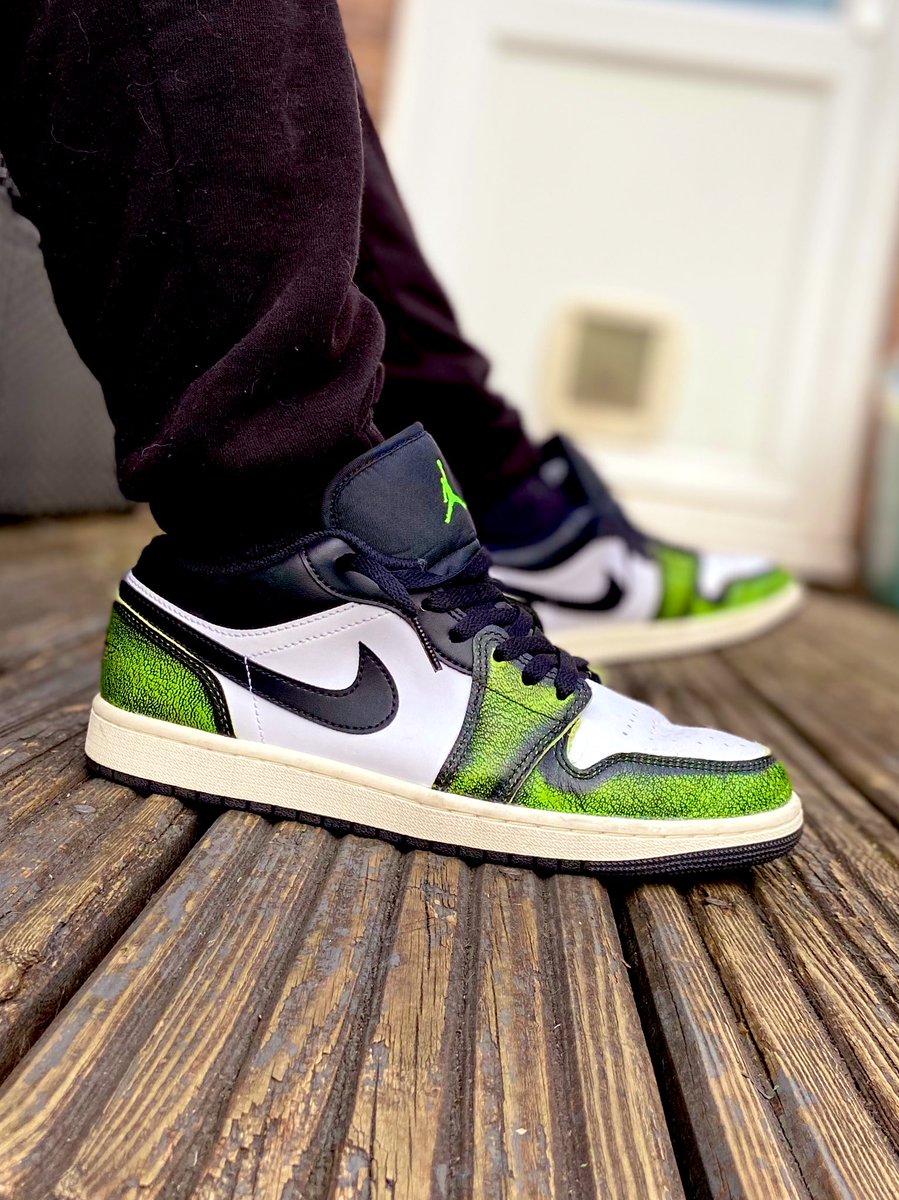 #KOTD - JORDAN 1 low ELECTRIC GREEN had these for a while now I like them but not that popular#wearaway #jordan1lows #jordan #jordans #jordan1 #jordan1low #sneakers #sneakerhead #SNKRS #snkrsliveheatingup @Jumpman23 @nikestore #snkrskickcheck #Nike #jordan #yoursneakersaredope