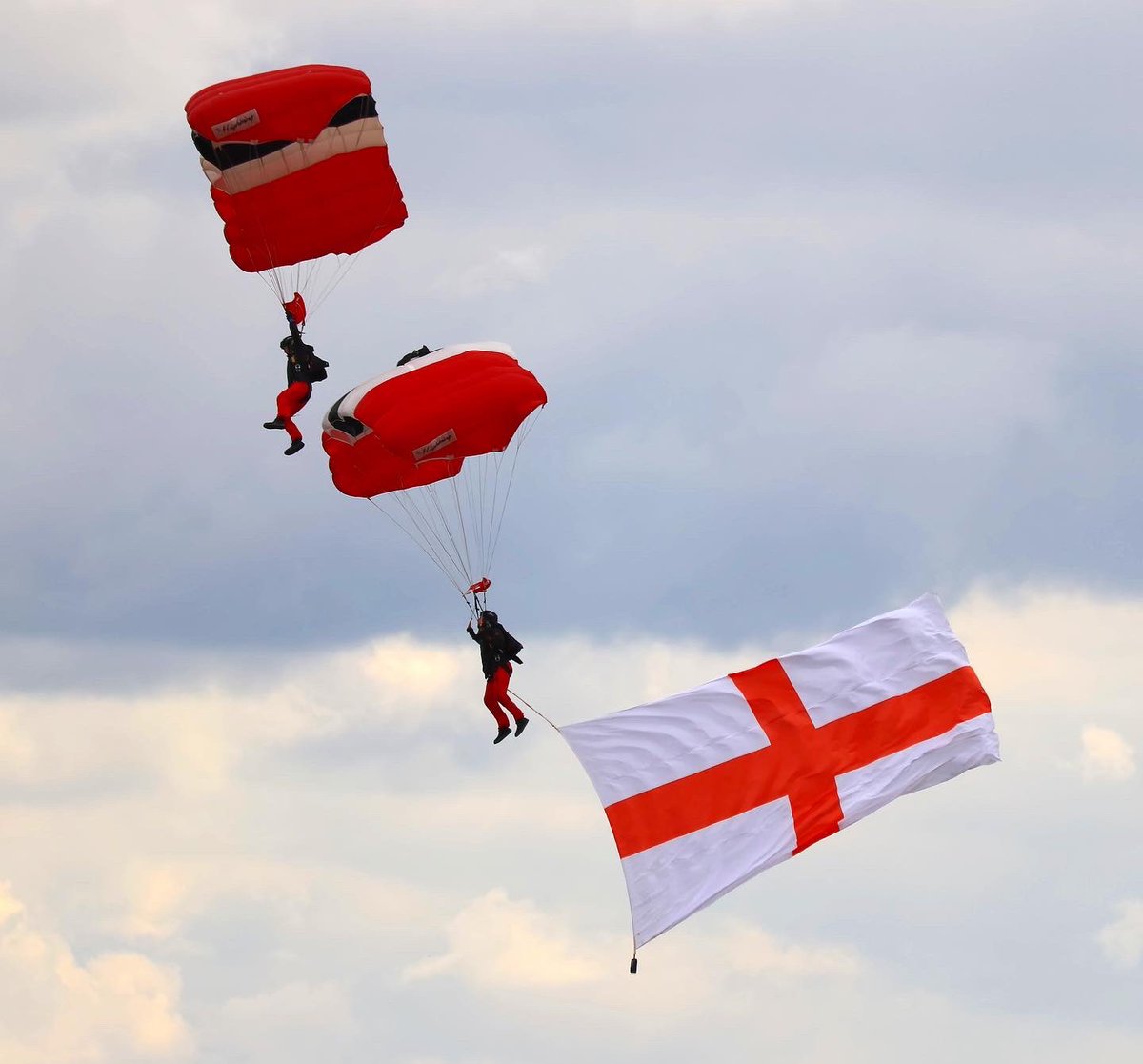 Happy St George’s Day 🏴󠁧󠁢󠁥󠁮󠁧󠁿
.
.
Our display season officially kicks of this Sunday with a display into @SilverstoneUK, let’s hope for some good weather to start the season right 
.
.
. 
.
.
.
#paras #parachuteregiment #britisharmy #armyengagement #skydive #soldier #thisisbelonging