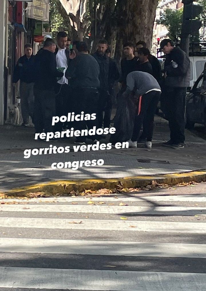 Juana_Romana's tweet photo. Hay policías de civil con unas gorras verdes como si fueran de alguna universidad. OJO https://t.co/DyKbNfYiTB